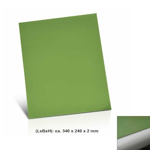 Könnte beinhalten: Ein rechteckiges, einfarbiges grünes Blatt, wahrscheinlich Papier oder Karton, mit den Maßen ca. 340 x 240 x 2 mm. Das Blatt hat einen leuchtenden Grünton und scheint unbenutzt zu sein.