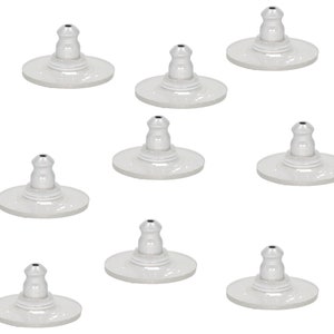 以下が含まれることがあります： 白いプラスチック製のイヤリングのバックが8つ。バックは丸く、中央に小さなドーム状の盛り上がりがあります。