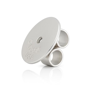 Puede incluir: Un cierre de pendiente plateado, con un disco ovalado plano y tres postes cilíndricos. El texto "CLASSIC USA" está impreso en el disco. Diseñado para asegurar los pendientes.