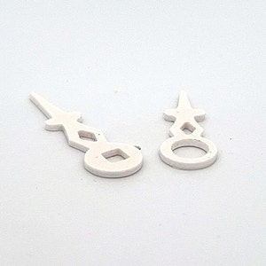 May include: Two white plastic clock hands with a diamond pattern. The hands are designed for a clock face with a diameter of 30.48 cm.