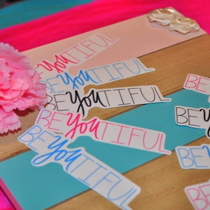BeYOUtiful Autocollant en vinyle résistant aux intempéries brillant | | autocollant Beyoutiful Vous êtes Belle | Belle | d’autocollants Cadeaux pour les adolescentes