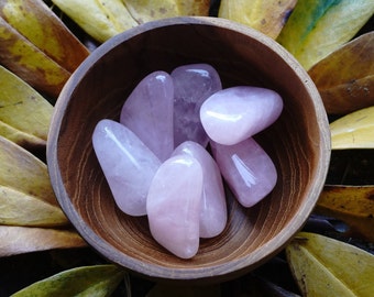 Rose quartz tumbled stone I healing stone in pink, gemstone as a spiritual gift idea