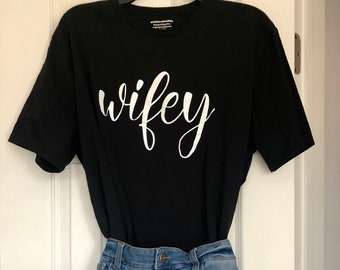 WIFEY Camiseta Para Novia, Regalo De Compromiso, Regalo De Esposa, Despedida De Soltera, Camiseta De Esposa De Novia, Regalo De Bodas Para Ella