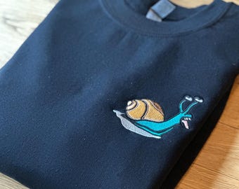 Sudadera con caracol bordado, suéter de cuello redondo estilo cottagecore para amantes de la naturaleza