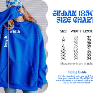 Puede incluir: Una sudadera con capucha azul real con un bolsillo tipo canguro. La imagen incluye una tabla de tallas Gildan 18500 con medidas de ancho y largo en pulgadas para las tallas S a 5XL, junto con una gu&iacute;a de tallas para un ajuste oversize.
