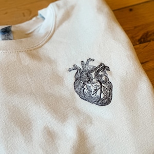Sudadera con corazón bordado • Cuello redondo minimalista con corazón