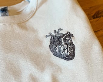 Sweatshirt met geborduurd hart en capuchon | Anatomisch hart met ronde hals | Minimalistisch medisch cadeau | Donkere Academia verpleegsterstrui met rits