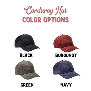 K&ouml;nnte beinhalten: Pr&auml;sentation von Cord-Baseballkappen in Schwarz, Burgunderrot, Gr&uuml;n und Marineblau. Der Text "Corduroy Hat COLOR OPTIONS" ist &uuml;ber den M&uuml;tzen zu sehen. Jede M&uuml;tze wird von der Seite gezeigt.