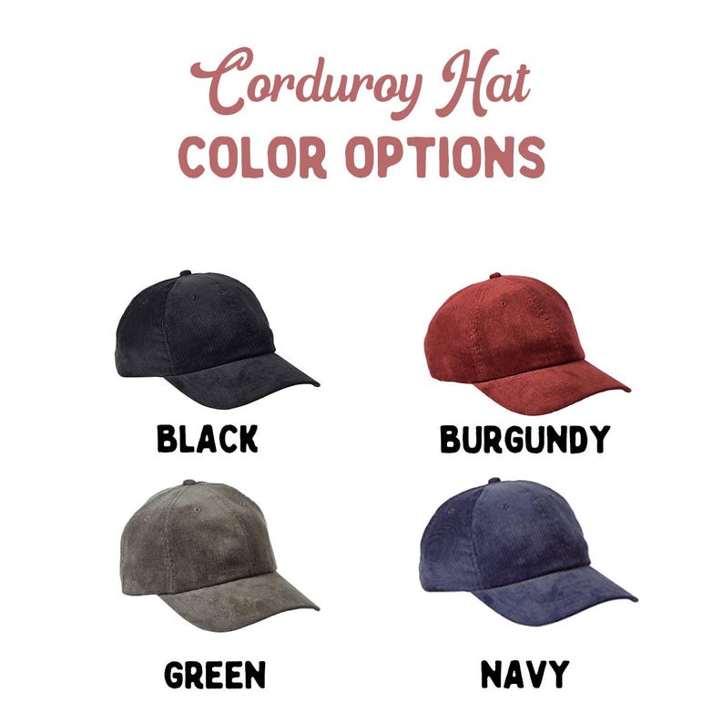 K&ouml;nnte beinhalten: Pr&auml;sentation von Cord-Baseballkappen in Schwarz, Burgunderrot, Gr&uuml;n und Marineblau. Der Text "Corduroy Hat COLOR OPTIONS" ist &uuml;ber den M&uuml;tzen zu sehen. Jede M&uuml;tze wird von der Seite gezeigt.