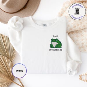 Felpa con cappuccio ricamata "La rabbia mi consuma" / Maglione con meme della rana / Girocollo divertente con rana / Regalo sarcastico e umoristico con cerniera immagine 6