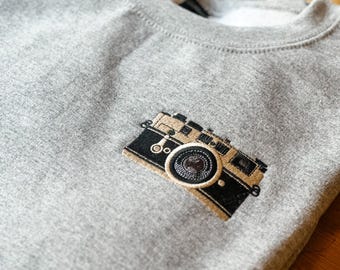 Felpa con ricamo a tema macchina fotografica vintage • Regalo per fotografi • Felpa girocollo con stampa retrò a tema macchina fotografica analogica