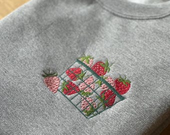 Sudadera con capucha bordada con cesta de fresas / Sudadera de cuello redondo para amantes de la fruta / Suéter cottagecore con bayas / Sudadera con cremallera con bonito regalo de fresa