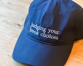 Gorra bordada «Juzga tus elecciones de libros» • Regalo divertido para lectores