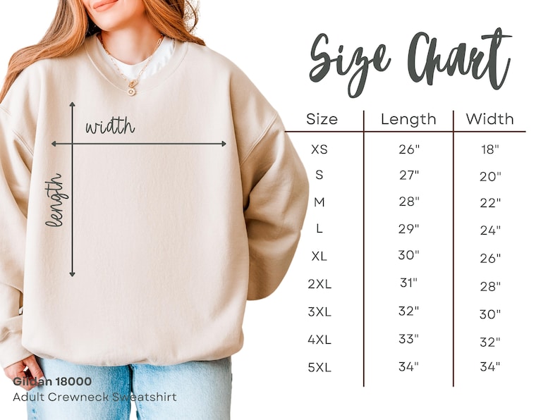 Pu&ograve; includere: Una felpa beige a girocollo con una tabella delle taglie che mostra le misure in pollici dalla XS alla 5XL. La tabella include colonne per lunghezza e larghezza, con frecce sulla felpa che indicano dove vengono prese le misure.