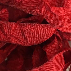 1, 3 ou 5 jardas de fita amassada tingida à mão em Fire Brick Red Stain