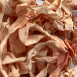 1, 3 oder 5 Meter handgefärbtes, geknittertes Band in Teefärbung.