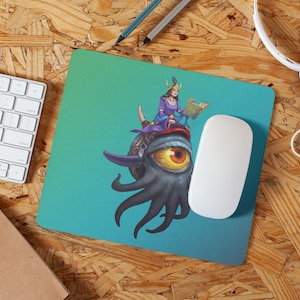 Puede incluir: Una alfombrilla de ratón con degradado azul verdoso con una ilustración de fantasía de una mujer con un vestido morado y una corona montando una criatura gigante de un solo ojo y tentáculos. La mujer sostiene un libro.