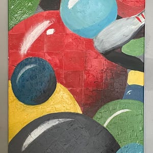 Puede incluir: Pintura abstracta que representa bolas de bolos, bolos y un fondo texturizado. La obra de arte utiliza una paleta vibrante de rojo, azul, verde, amarillo y negro. Las bolas de bolos son de varios colores, y el bolo es blanco con rayas rojas.