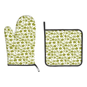 Puede incluir: Un juego de dos guantes de horno verdes y blancos con un patrón floral. Los guantes están hechos de un material resistente al calor y son perfectos para proteger tus manos mientras cocinas o horneas.
