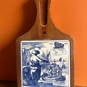 Wooden cheese or chopping board. Delft Blue charcuterie board or cheese board. Vintage Delfts Blauw cutting boards vintage holland porcelain