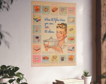 Puede incluir: Un anuncio vintage de Pyrex Ware con una mujer sosteniendo una fuente para hornear de vidrio transparente. El texto del anuncio dice "Cuando es Pyrex Ware, puedes ver que está limpio". El anuncio presenta una variedad de productos Pyrex, incluyendo tazones, tazas medidoras y fuentes para hornear.