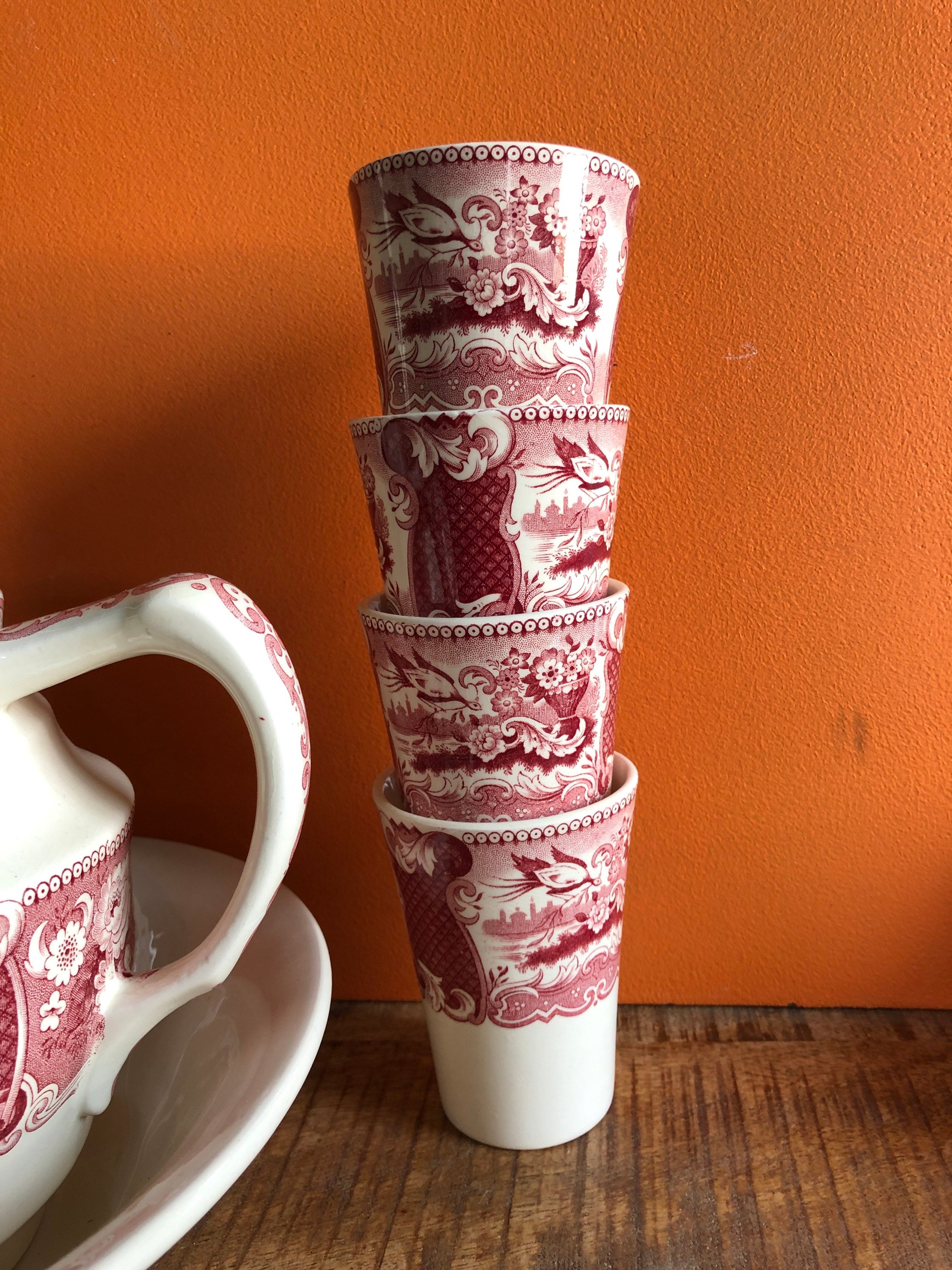 ビクトリア朝のピッチャーとボウルのセット。ビクトリア朝の