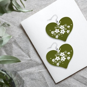 Retro Corelle Crazy Daisy Spring Blossom Green Earrings – Heart-Shaped Leather Earrings Heart Shape Leather Earrings Pyrex Jewelery