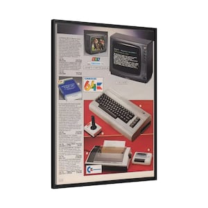 Op de afbeelding: Een vintage advertentie voor Commodore 64 homecomputers. De advertentie toont een witte Commodore 64 computer met een zwart toetsenbord, een joystick, een printer en een cassette recorder. De advertentie bevat ook een kleurentelevisiemonitor en een boek getiteld "Commodore 64: De Handleiding".