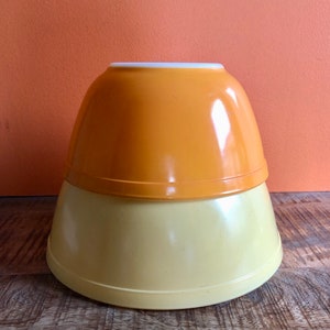 Vintage Pyrex Bowl - Rare Patterns - Perfect for Pyrex Collectors & Enthusiasts - Authentic Mid-Century Kitchenware. Pyrex Town and Country