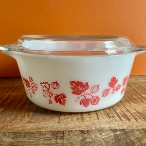 Vintage Hard to Find JAJ Pyrex England Deep Coral Gooseberry 1.5 Pint Junior Space Saver Round Casserole & Lid