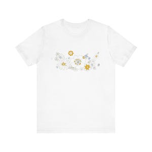 T-shirt unisexe en jersey à manches courtes motif bouquet de fleurs inspiré de la vaisselle vintage Corning - cadeau Corning Ware pour elle t-shirt fleurs de cuisine vintage