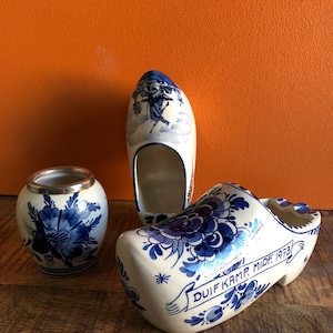 Blauw Delft House Ash Tray Made In Holland Ceramic Ashtray Delft Ware i Delft Blue Vase. Vintage Set of Porcelain wykonany z ceramiki Delft