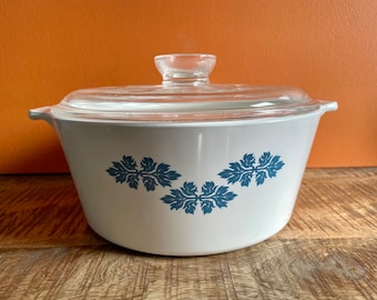 コーニングウェア 3L キャセロール – シンフォニーパターン – レッド