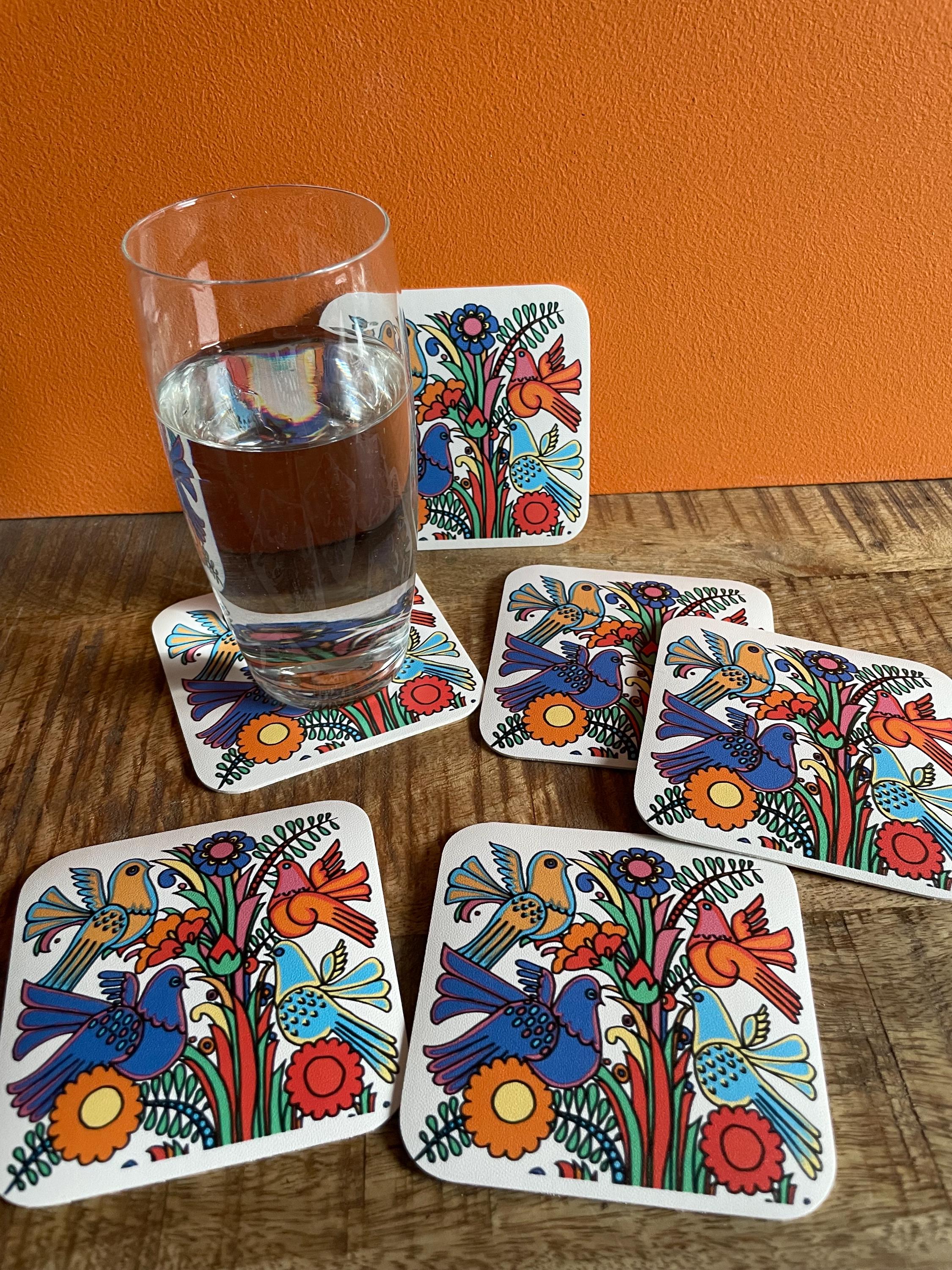 Quadratisches PU-Leder-Untersetzer-Set mit 6 Acapulco Villeroy Flower Power Tauben-Muster. Vogelliebhaber Geschenk 60er Jahre Küche - Bauernhaus Küchen Dekoration