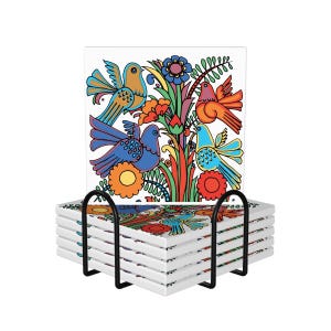 Puede incluir: Conjunto de seis posavasos de cerámica coloridos con un diseño floral con pájaros. Los posavasos están apilados en un soporte de metal negro.