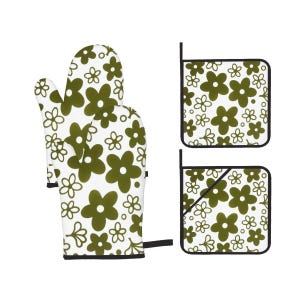 Puede incluir: Un juego de dos guantes de horno verdes y blancos con un patrón floral. Los guantes están hechos de un material resistente al calor y son perfectos para proteger tus manos mientras cocinas o horneas.