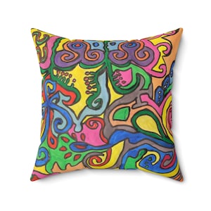 Pode incluir: Almofada quadrada com um design abstrato vibrante. A almofada apresenta um padrão colorido com redemoinhos e formas em amarelo, rosa, azul, verde, roxo e laranja. O design lembra a arte psicodélica.