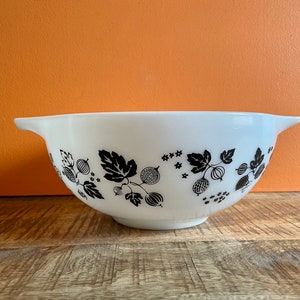 Rare Vintage Pyrex Bowl - Mid Century Modern Kitchen Collectible
