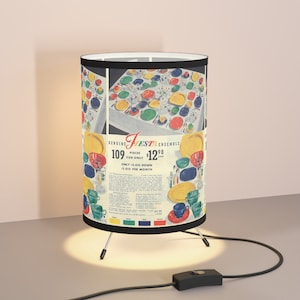 Lámpara de trípode inspirada en un anuncio vintage de Fiesta Ware con pantalla impresa en alta resolución, enchufe de EE. UU. y Canadá