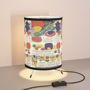 Lámpara de trípode inspirada en un anuncio vintage de Fiesta Ware con pantalla impresa en alta resolución, enchufe de EE. UU. y Canadá