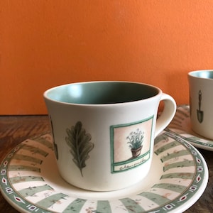 6x Vintage Mappe von Pfaltzgraff Naturewood Tasse&Untertasse. Muster mit Gießkannen - Gartengeräten - Blättern - Gießkannen - Vogelhäuschen