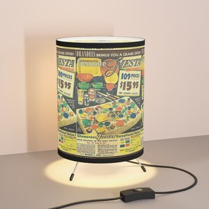 Lámpara de trípode inspirada en un anuncio vintage de Fiesta Ware con pantalla impresa en alta resolución, enchufe de EE. UU. y Canadá