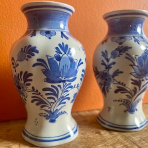 Charming Pair of 1971 Miniature Delft Blue Vases De Porceleyne Fles. Dutch Delftware vase set of 2. Unique blue and white vases Netherlands