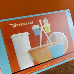 Vintage Tupperware Katalog Blaszany Znak (12”x8”) – Kultowa Linia Millionaire Zestaw Solniczka i Pieprzniczka. Reklama Tupperware Sztuka Kuchnia w stylu rustykalnym
