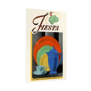 Può includere: Pubblicità vintage per la collezione di piatti Fiesta. L'immagine presenta una vivace disposizione di piatti colorati, una teiera blu, una tazza e un piattino. La parola "Fiesta" è visualizzata in un carattere stilizzato, con un'illustrazione di ballerina sopra. The Homer Laughlin China Co. è stampato.