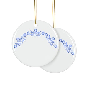 Blauwe keramische kerstornament met korenbloem, geïnspireerd op vintage corningware