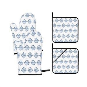 Puede incluir: Un juego de guantes para horno y posavasos florales azules y blancos. Los guantes y posavasos presentan un patrón repetitivo de flores y hojas azules sobre un fondo blanco.