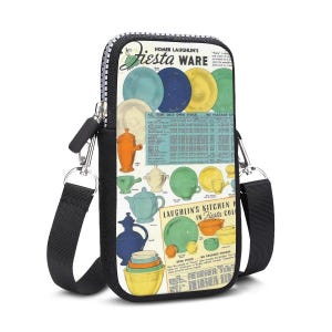 Puede incluir: Bolso bandolera negro con un anuncio vintage colorido de vajilla Fiesta Ware. El bolso tiene una correa y cremallera negras, con el texto "Homer Laughlin's Fiesta Ware". El diseño incluye imágenes de platos, cuencos y tazas.