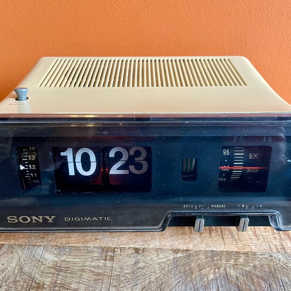 Vintage 1974 Sony Digimatic Flip Clock Radio TFM-C444E - Retro AM/FM, functioneel verzamelobject, midden van de eeuw decor, uniek uurwerk