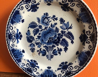 Vintage Royal Delft Wall Plate – 1917 Hand-Painted Floral Decor